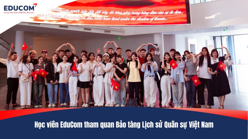 Học viên EduCom tham quan Bảo tàng Lịch sử Quân sự Việt Nam