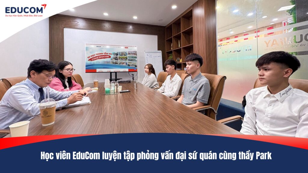 Học viên EduCom luyện tập phỏng vấn đại sứ quán cùng thầy Park